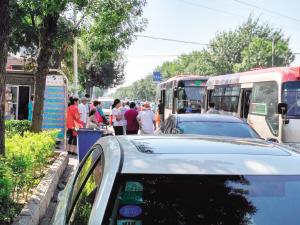 大學(xué)城地鐵站外有“黑車(chē)” 擠占公交站區(qū)攬客